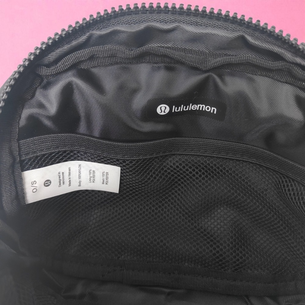 lululemon athletica Classic Black Crossbody Bag 1L - Picture 4 of 6